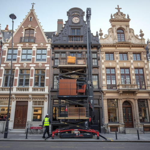 Monte‑meubles installé devant un immeuble à Bruxelles pour un déménagement